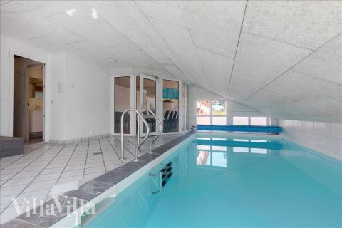 Sommerhus 926 er indrettet med en lækker poolafdeling med vandrutsjebane, dejlig stor indbygget spabad og sauna