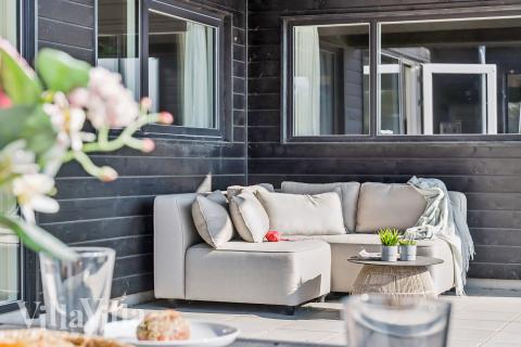 Luksushus nr. 617 har en dejlig terrasse med gode havemøbler til 14 personer.