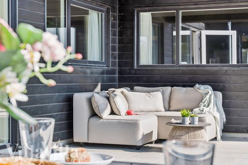 Luksushus nr. 617 har en dejlig terrasse med gode havemøbler til 14 personer.