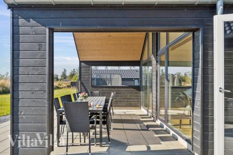 På terrassen i sommerhus nr. 617 er der plads til 14 personer.