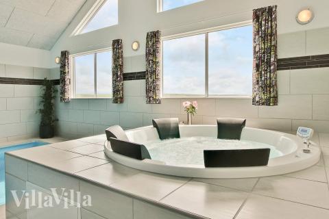 Nyd varmen i spaen i luksushus nr. 293 i Vestjylland