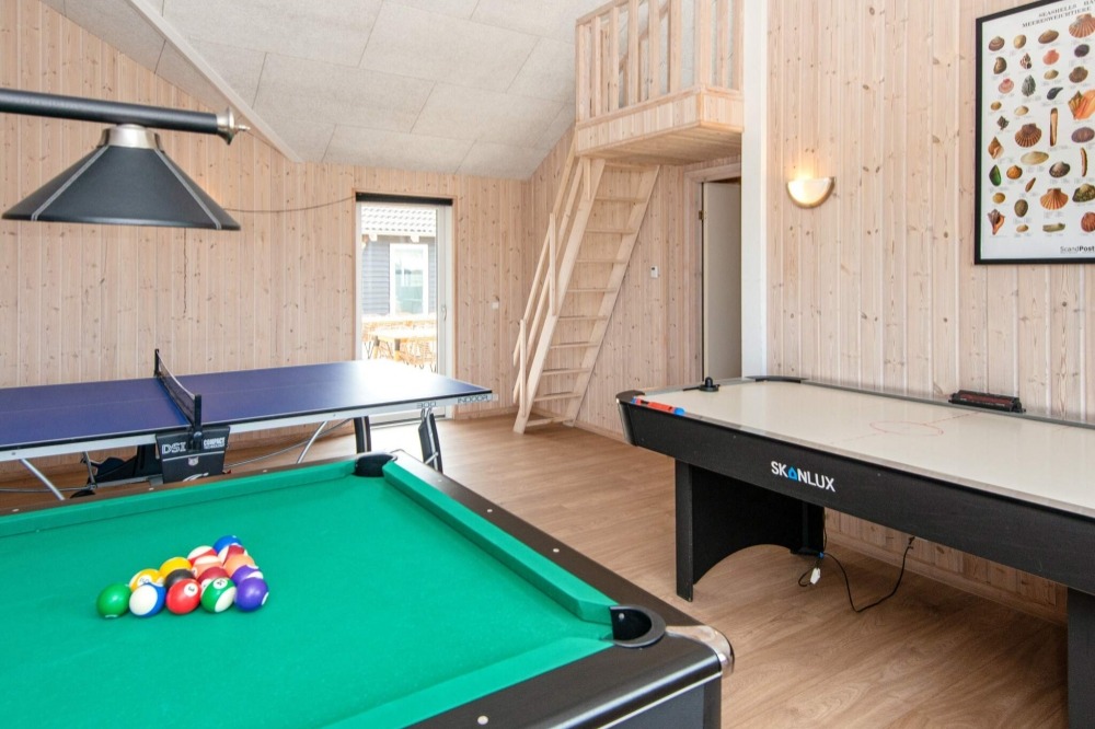 Ud over de mange timer, man kan bruge i husets pool-afdeling, så byder luksushus 293 også på billard/bordtennis og dart