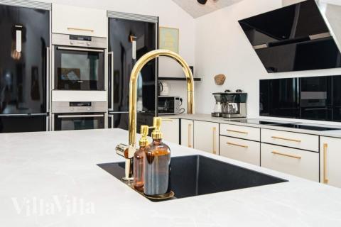 I luksushusets køkken findes alt, hvad I skal bruge til at lave mad til 22 personer. 