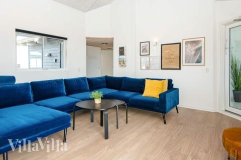 I kan sagtens side 22 personer sammen i sommerhusets opholdsrum, når I besøger luksushus 293 i Vestjylland.