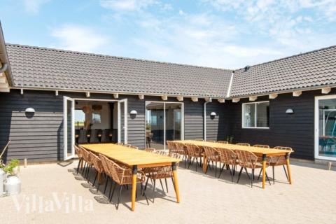 Luksushus nr. 293 har en dejlig terrasse med gode havemøbler til 22 personer.
