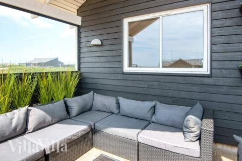 På terrassen i sommerhus nr. 293 er der plads til 22 personer.