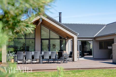 Dette skønne poolhus nr. 593 med plads til 14 personer ligger i Sydjylland