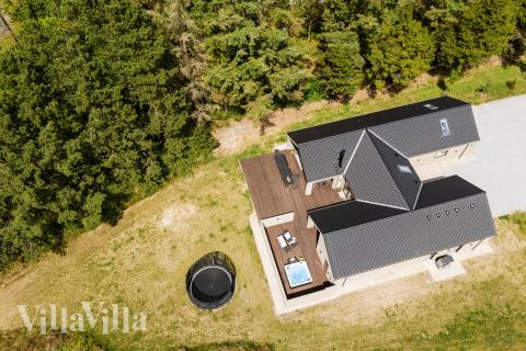 I Sydjylland ligger dette fine poolhus nr. 593 med plads til 14 personer.