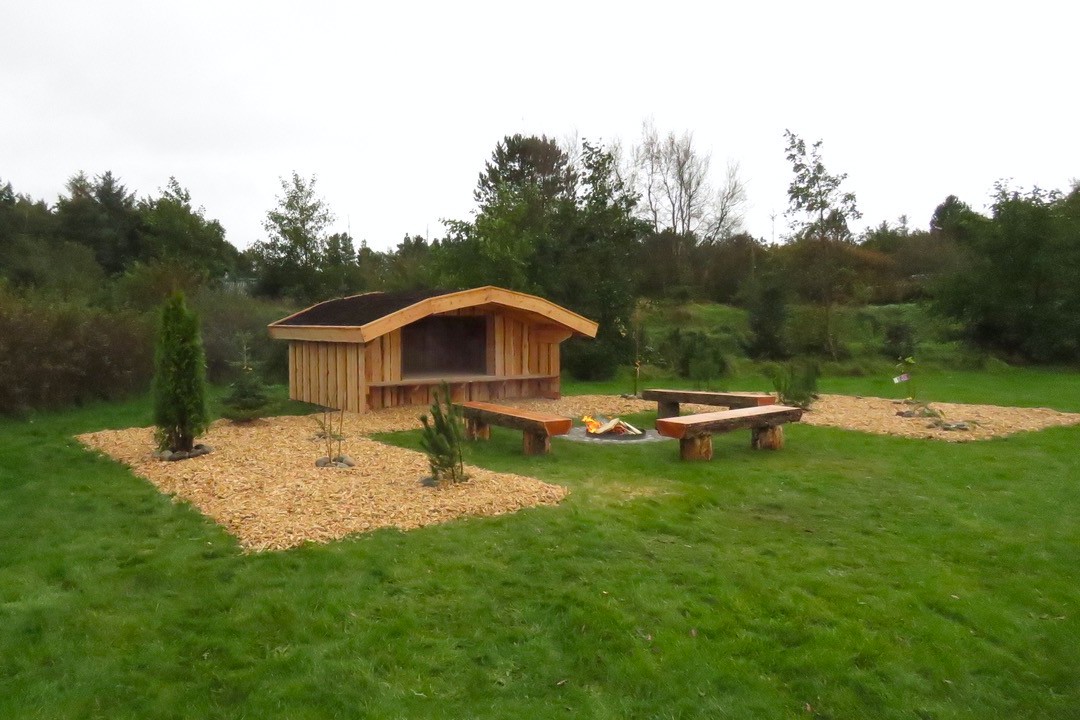 I det attraktive aktivitesrum i luksushus nr. 473 i Vestjylland  er der masser af udendørs aktiviteter, f.eks. legetårn og gynge