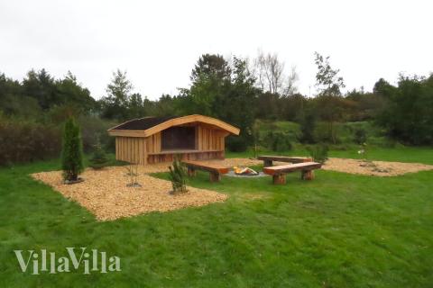 I det attraktive aktivitesrum i luksushus nr. 473 i Vestjylland  er der masser af udendørs aktiviteter, f.eks. legetårn og gynge