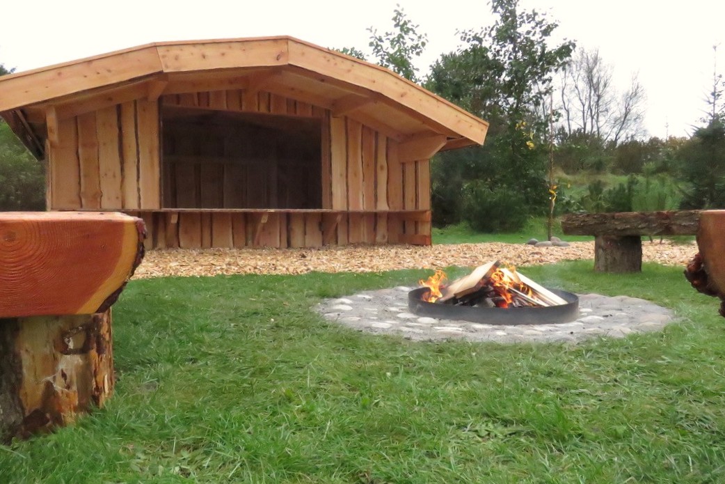 Ud over de mange timer, man kan bruge i husets pool-afdeling, så byder luksushus 473 også på mange udendørs aktiviteter