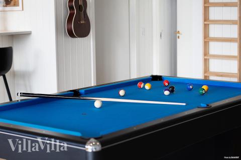 Aktivitetsrum i luksushus nr. 901 med 8 soveværelser og plads til 24 personer.