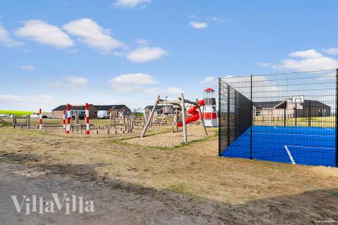 I det attraktive aktivitesrum i luksushus nr. 901 i Fyn og øer  er der masser af udendørs aktiviteter, f.eks. legetårn og gynge