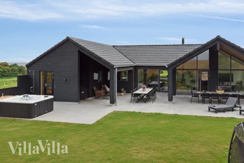 Dette skønne poolhus nr. 668 med plads til 16 personer ligger i Fyn og øer