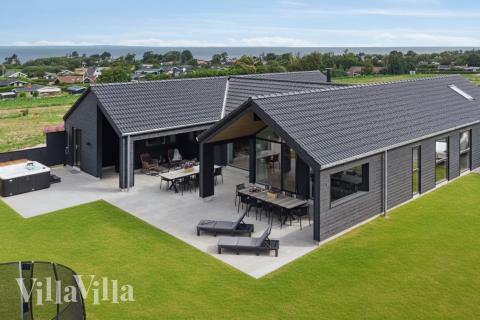 Flot sommerhus nr. 668 med god plads til op til 16 personer