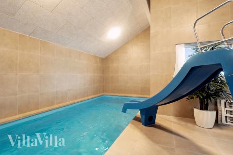 Sommerhus 912 er indrettet med en lækker poolafdeling med vandrutsjebane, dejlig stor indbygget spabad og sauna