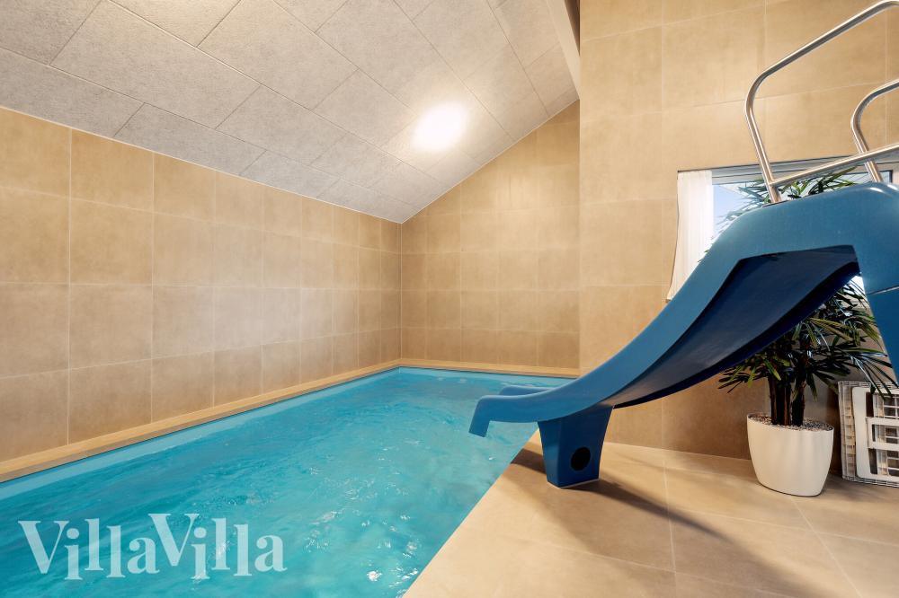 Sommerhus 912 er indrettet med en lækker poolafdeling med vandrutsjebane, dejlig stor indbygget spabad og sauna