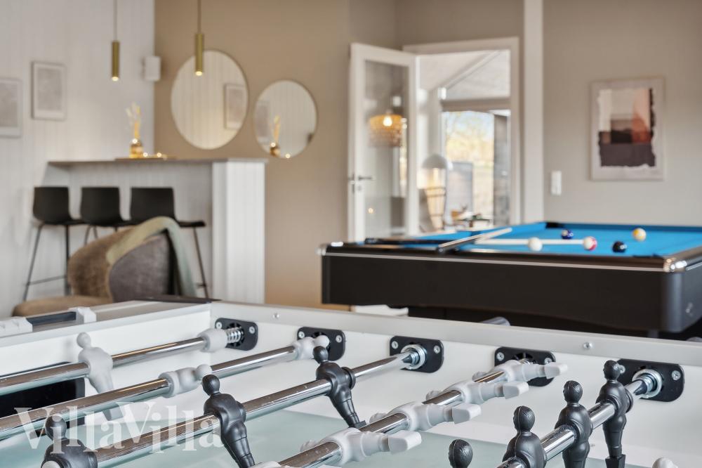 Luksushus 912 til 18 personer byder på et stort aktivitetsrum med bl.a. billard og dart