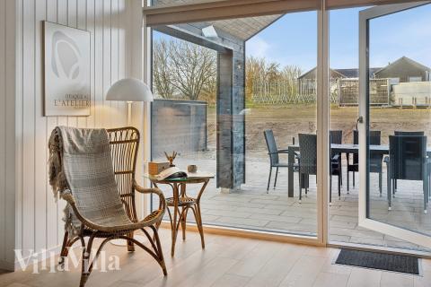 Der er mulighed for hygge i sommerhusets sofaarrangement, når I besøger luksushus nr. 912