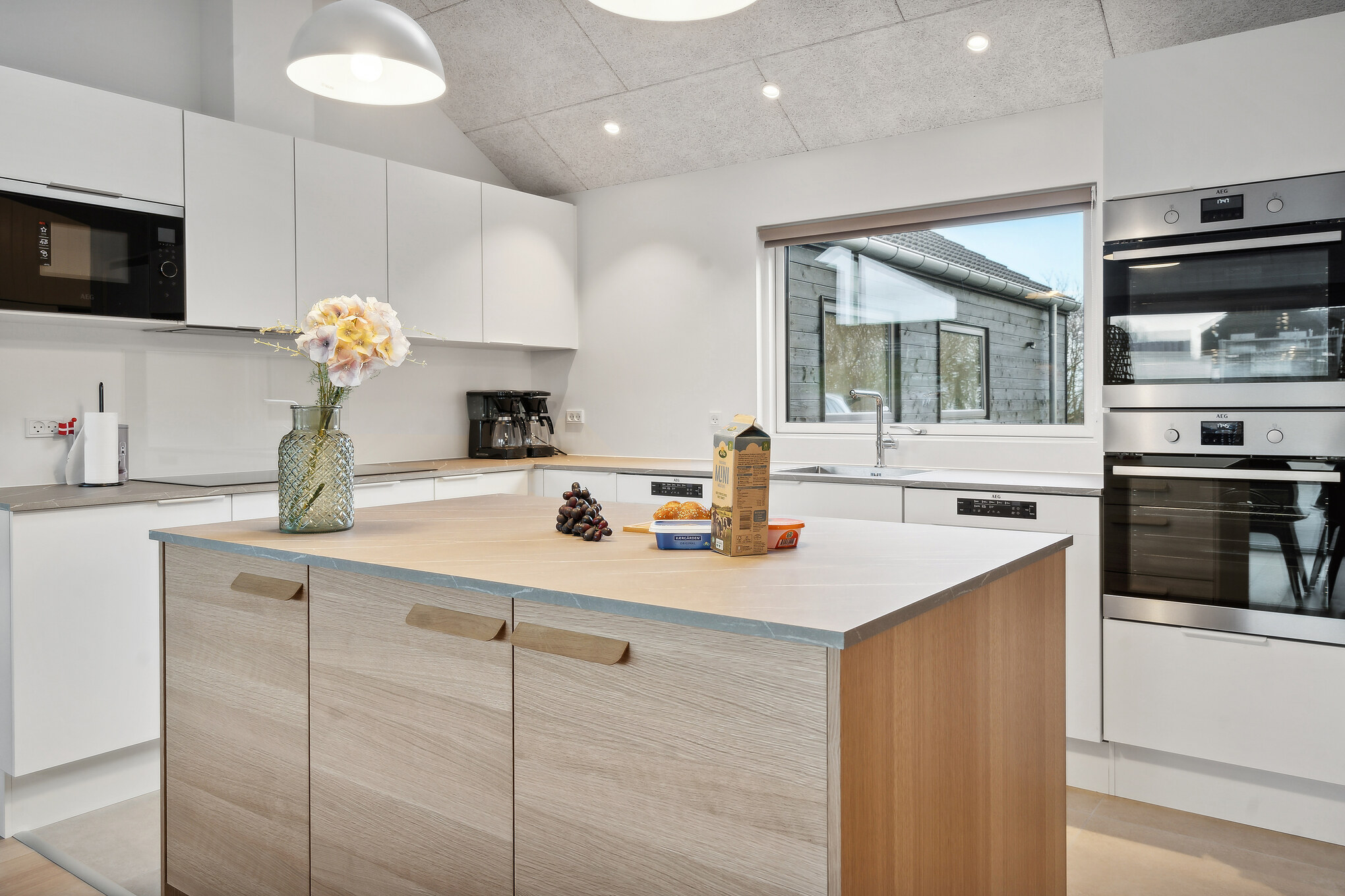 Køkkenet i luksushus nr. 912 er godt indrettet.