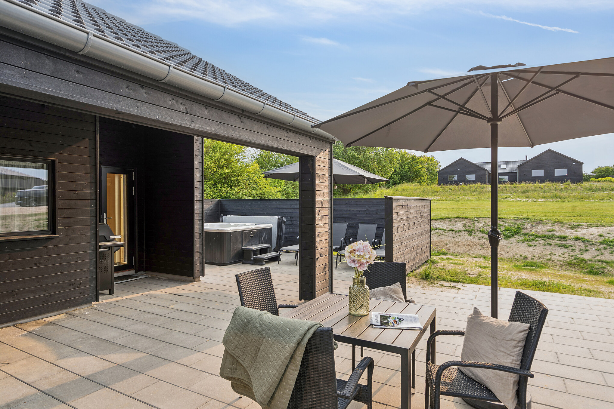 På terrassen i sommerhus nr. 912 er der plads til 18 personer.