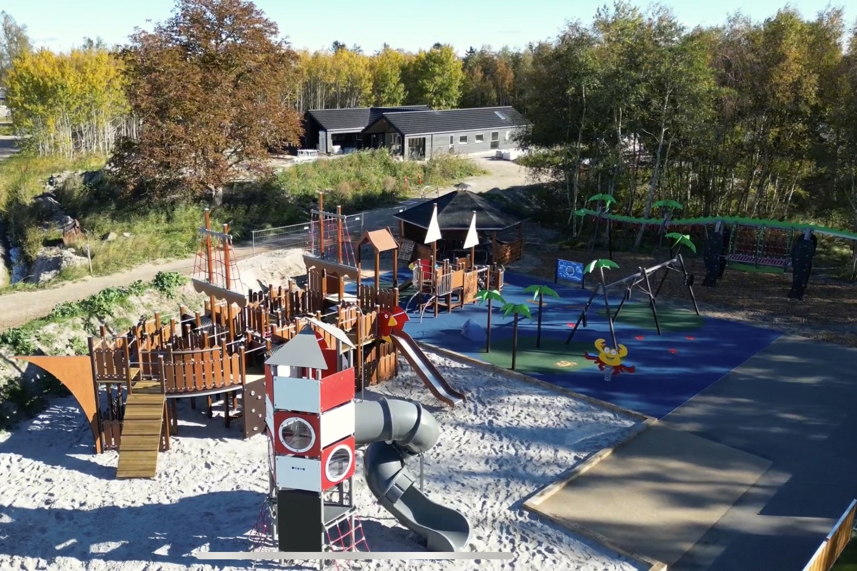 Ud over de mange timer, man kan bruge i husets pool-afdeling, så byder luksushus 905 også på mange udendørs aktiviteter