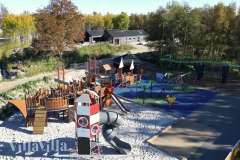 Ud over de mange timer, man kan bruge i husets pool-afdeling, så byder luksushus 905 også på mange udendørs aktiviteter