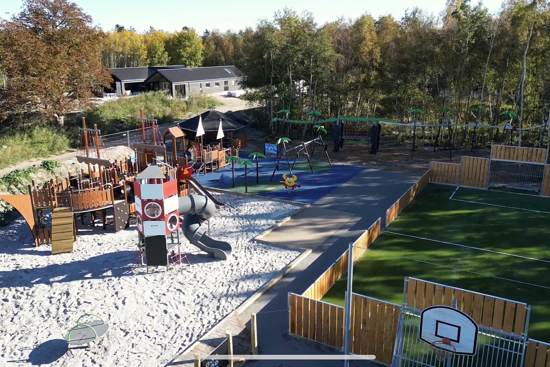 I det attraktive aktivitesrum i luksushus nr. 911 i Lolland/Falster/Møn  er der masser af udendørs aktiviteter, f.eks. legetårn og gynge