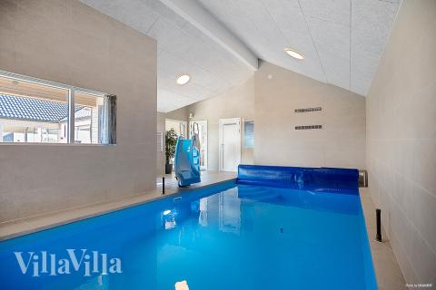 Sommerhus 913 er indrettet med en lækker poolafdeling med vandrutsjebane, dejlig stor indbygget spabad og sauna