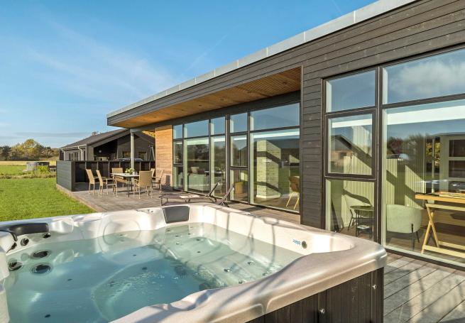 Nyd varmen i spaen i luksushus nr. 936 i Limfjorden