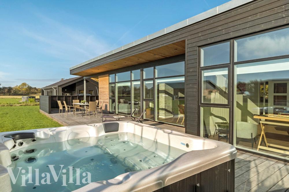 Nyd varmen i spaen i luksushus nr. 936 i Limfjorden