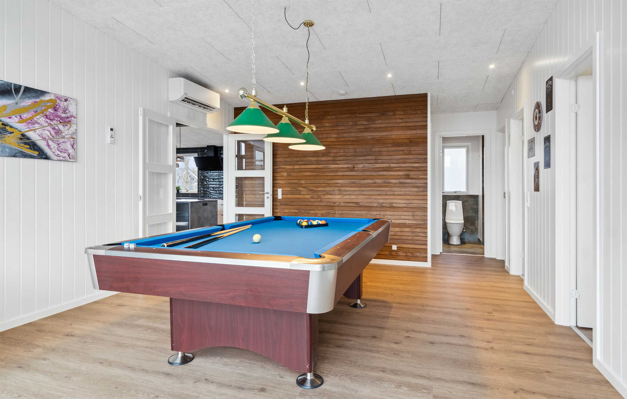 Ud over de mange timer, man kan bruge i husets pool-afdeling, så byder luksushus 936 også på billard/bordtennis og dart