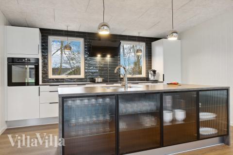 Køkkenet i luksushus nr. 936 er udstyrret, så I let kan lave mad til 10 personer.