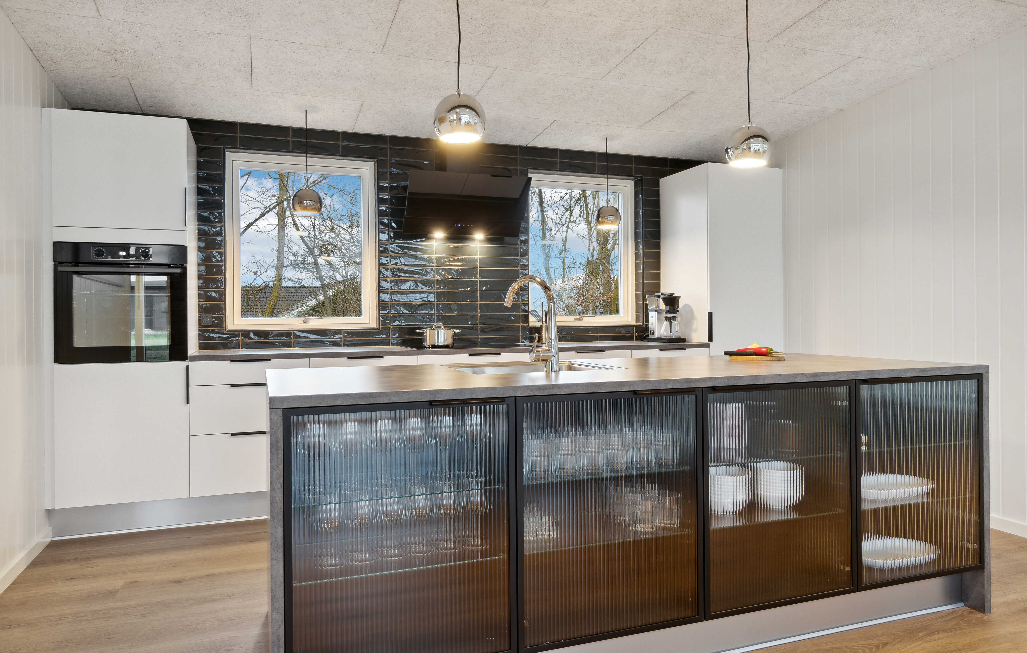 Køkkenet i luksushus nr. 936 er udstyrret, så I let kan lave mad til 10 personer.