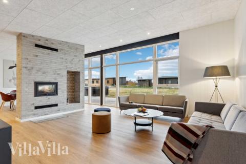 Sofaen i luksushus 936 i Limfjorden indbyder til brætspil eller at se en film sammen.