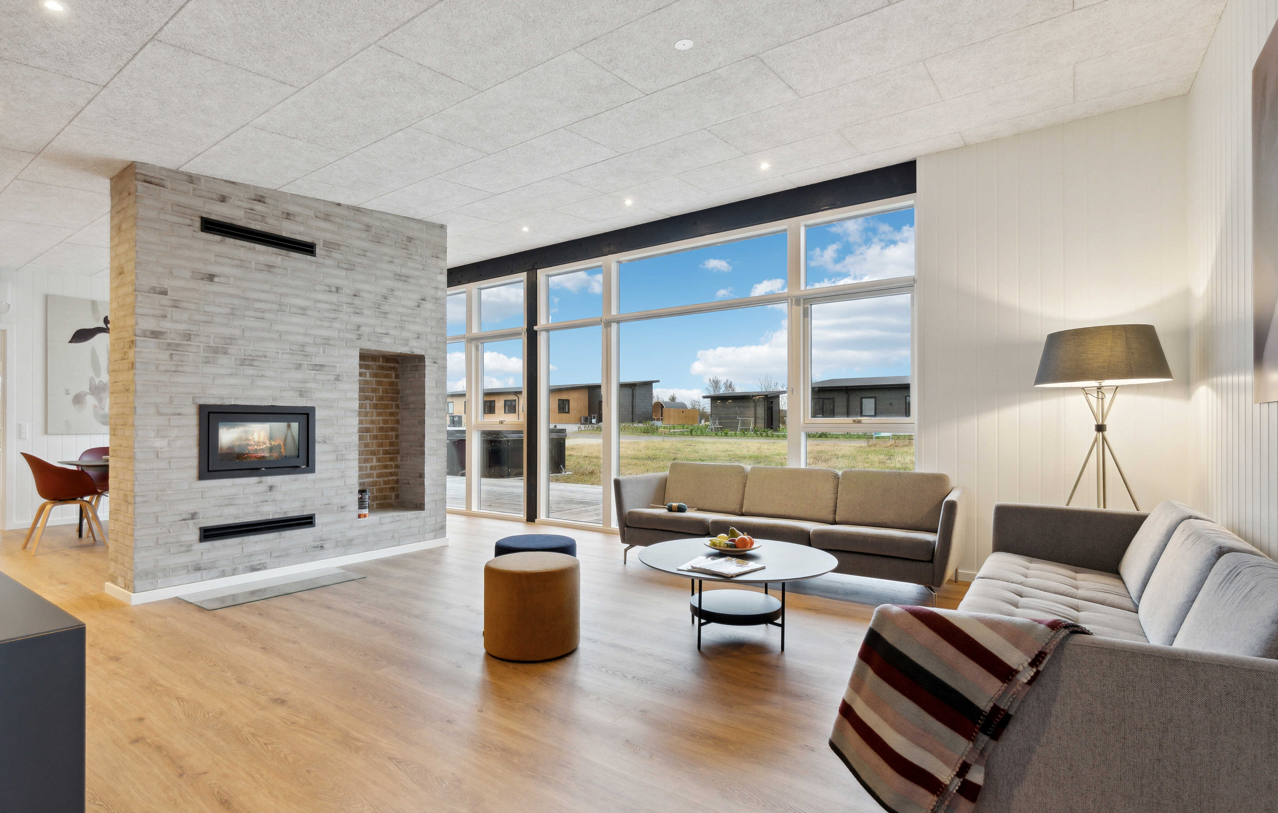 Sofaen i luksushus 936 i Limfjorden indbyder til brætspil eller at se en film sammen.