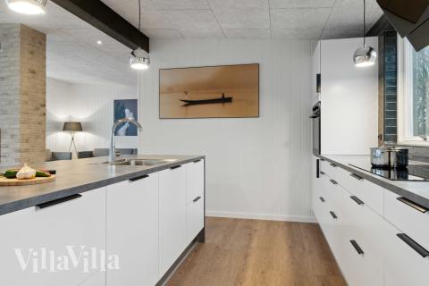 Køkkenet i luksushus nr. 936 er godt indrettet.