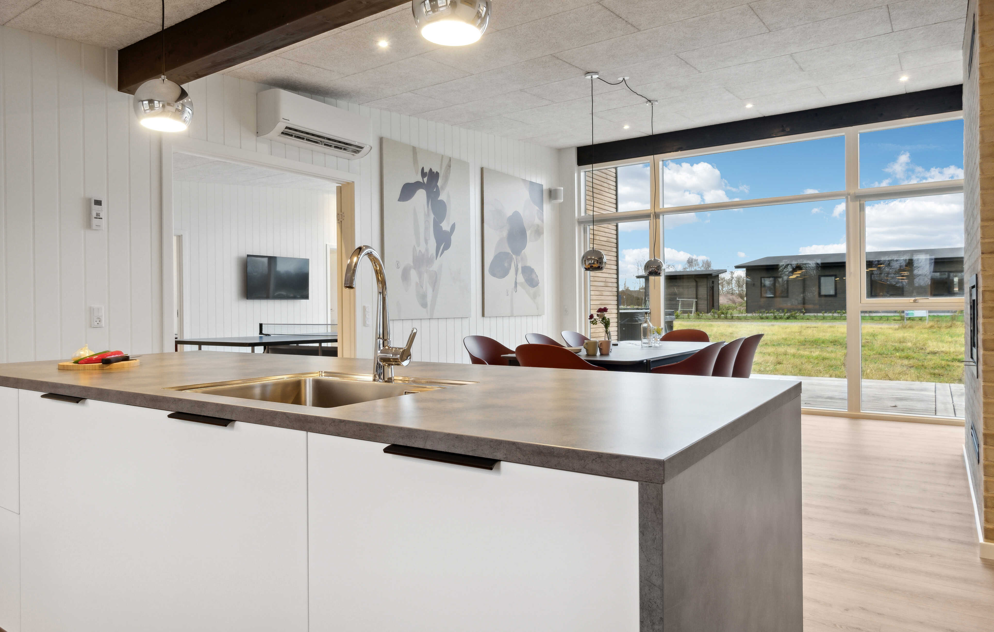 Velindrettet køkken i luksushus nr. 936 i Limfjorden.