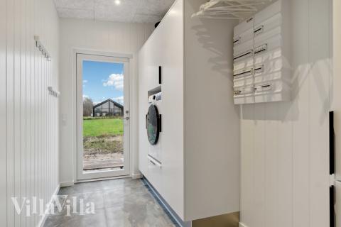 Den rummelige entre i luksushus nr. 936 i Limfjorden