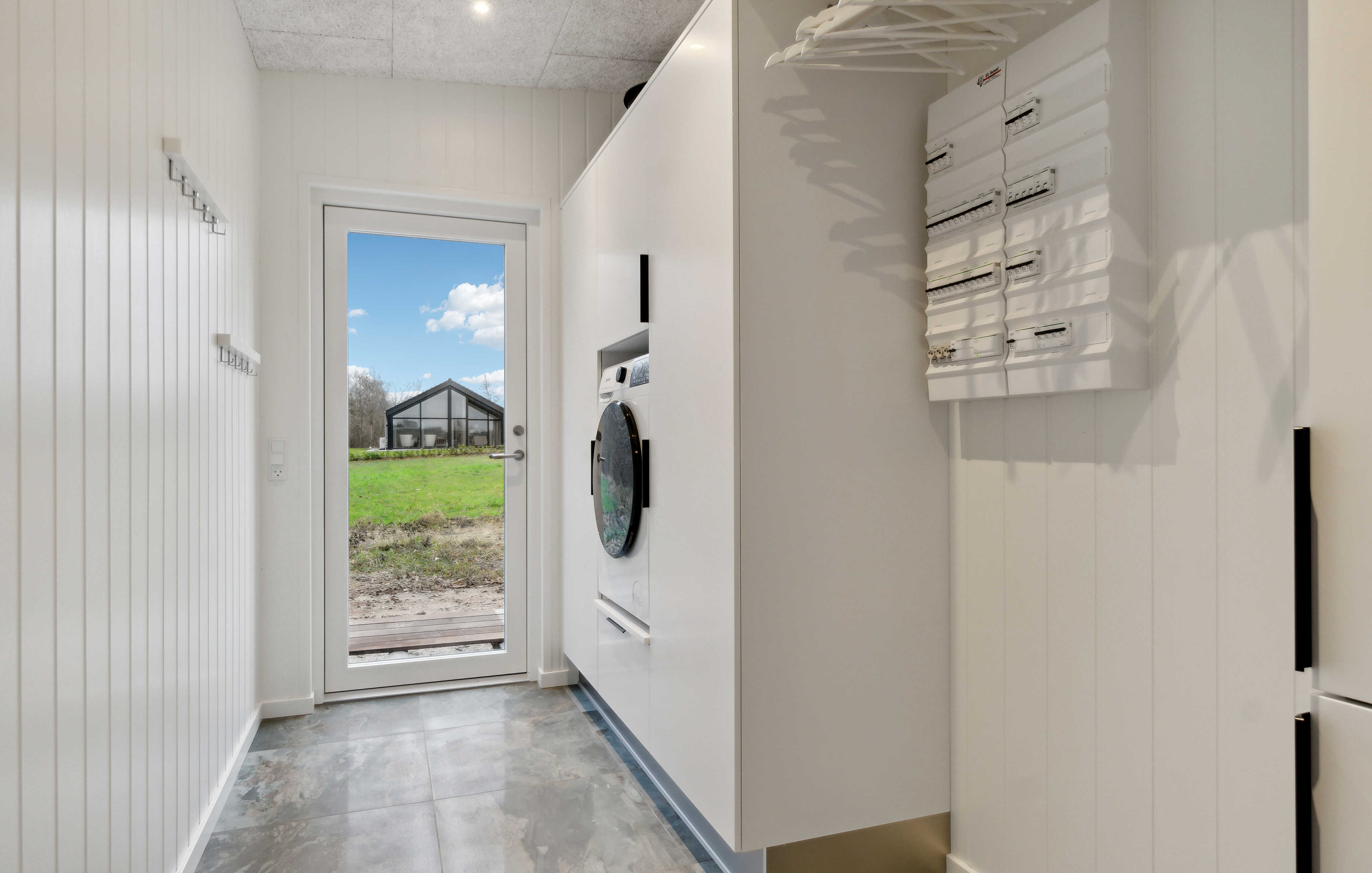 Den rummelige entre i luksushus nr. 936 i Limfjorden