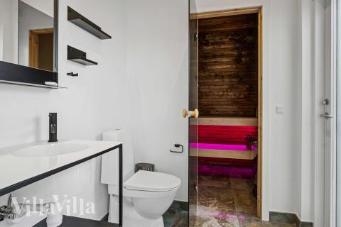 Der er bad med brus i luksushus nr. 936 til 10 personer.