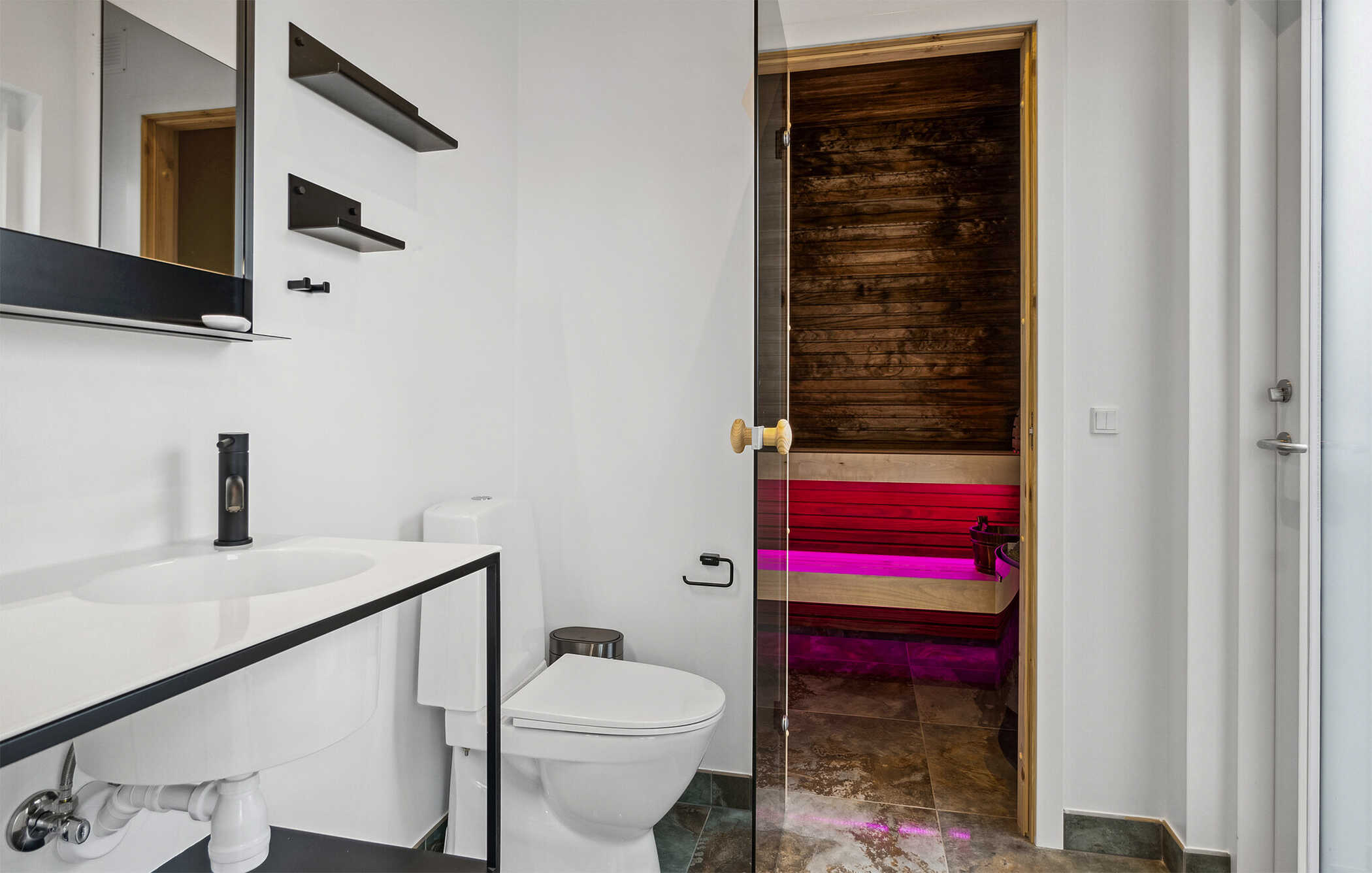 Der er bad med brus i luksushus nr. 936 til 10 personer.