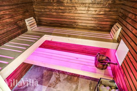 Nyd varmen i saunaen i luksushus nr. 936 til 10 personer