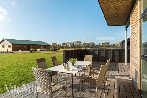 Nyd en grillaften på terrassen i luksushus nr. 936 i Limfjorden