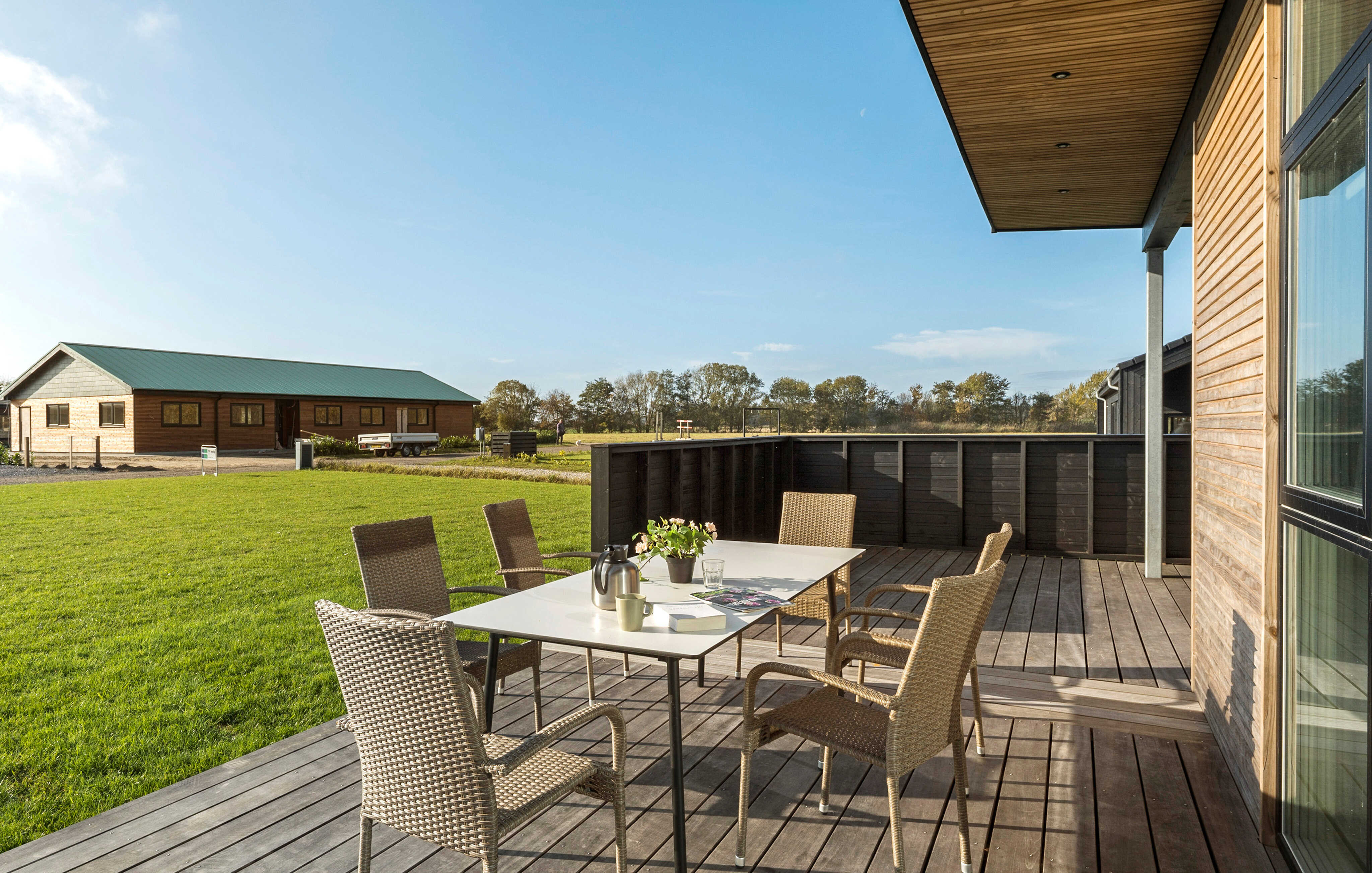 Nyd en grillaften på terrassen i luksushus nr. 936 i Limfjorden