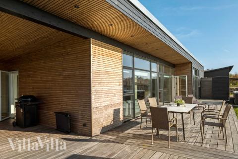 På terrassen i sommerhus nr. 936 er der plads til 10 personer.