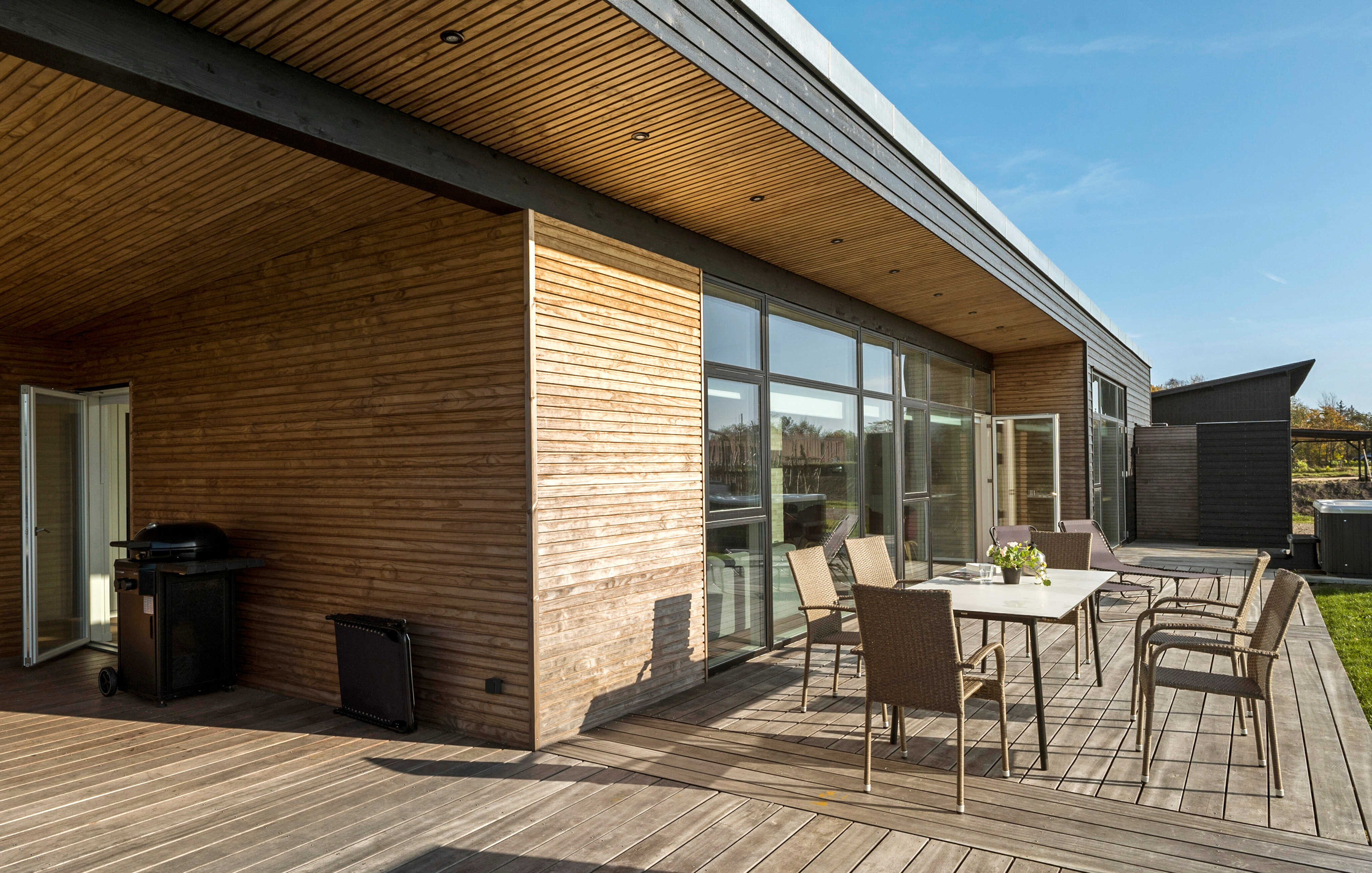 På terrassen i sommerhus nr. 936 er der plads til 10 personer.