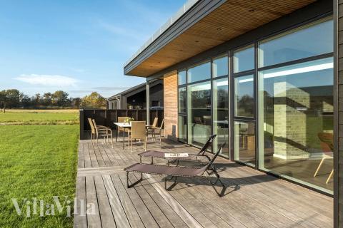 Stor terrasse ved luksushus nr. 936 i Limfjorden.