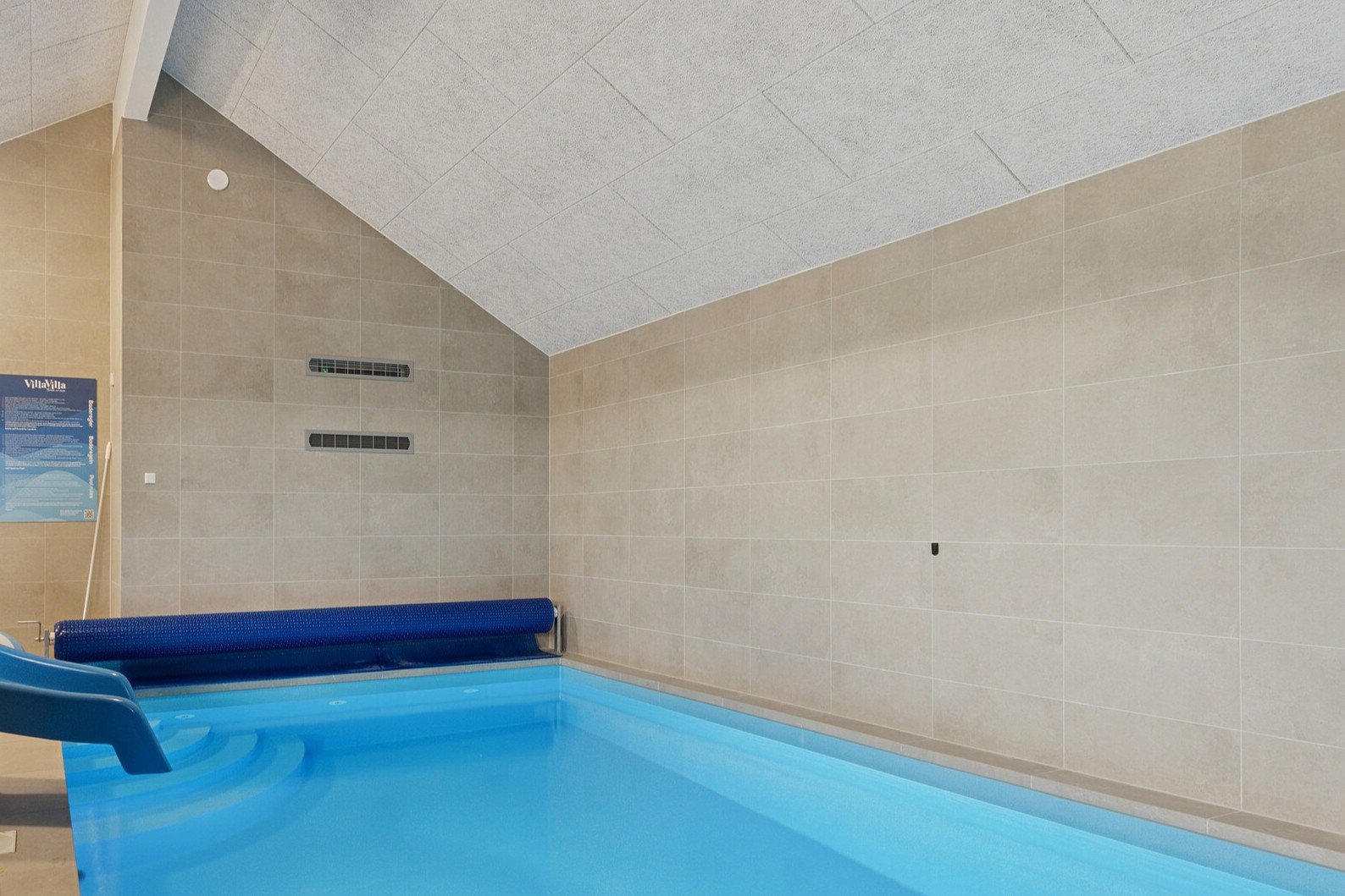 Sommerhus 902 er indrettet med en lækker poolafdeling med vandrutsjebane, dejlig stor indbygget spabad og sauna