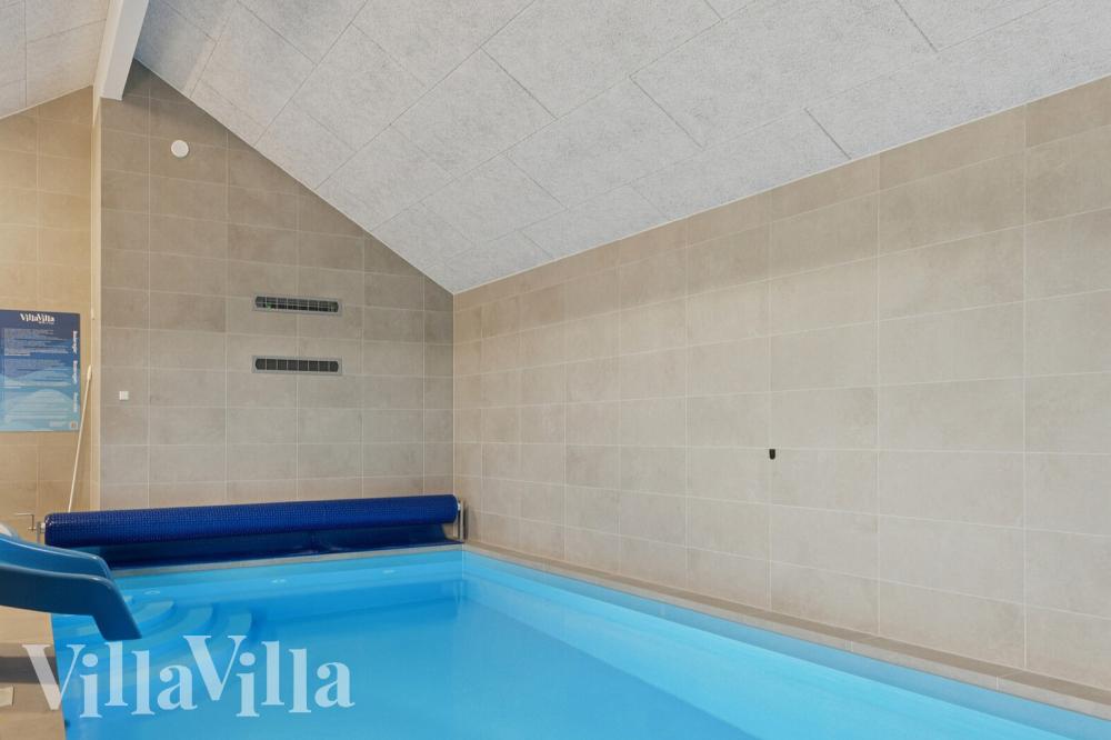 Sommerhus 902 er indrettet med en lækker poolafdeling med vandrutsjebane, dejlig stor indbygget spabad og sauna